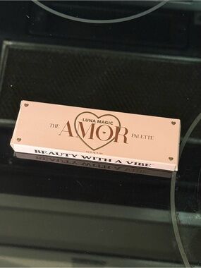 Luna Magic The Amor Eyeshadow Palette